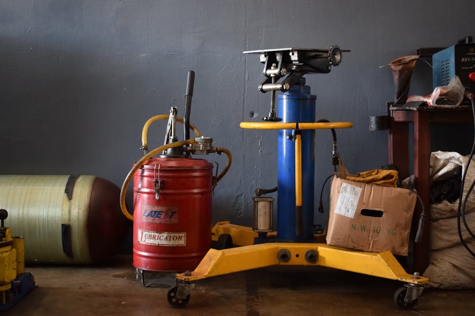 Pracownik techniczny sprawdzający stan oleju w maszynie hydraulicznej