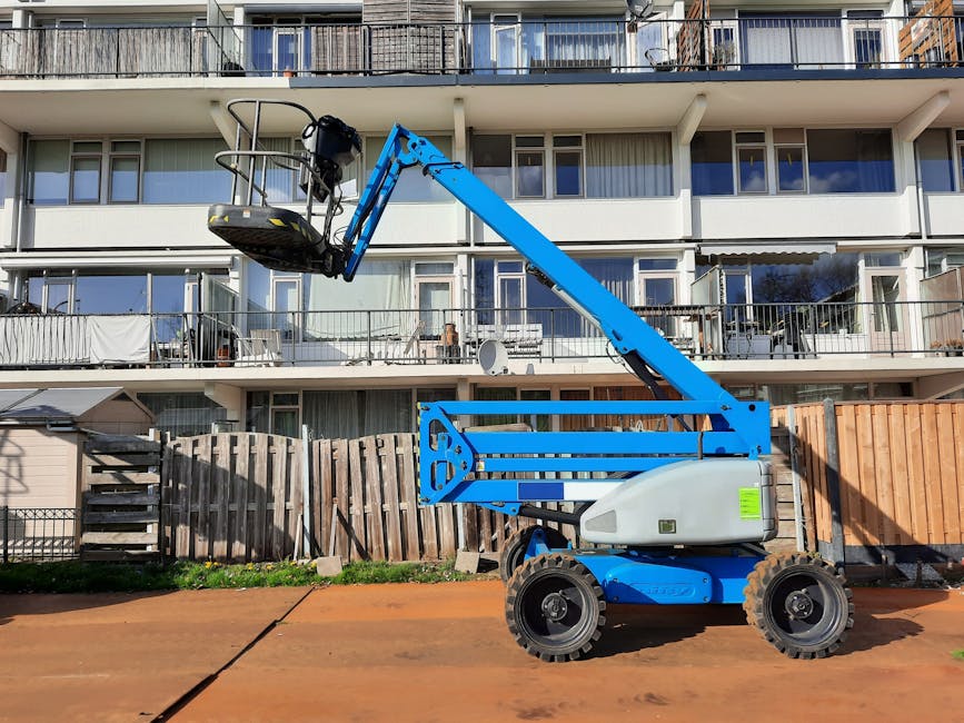 podnośnik teleskopowy podczas prac na wysokości w zwartej zabudowie miejskiej