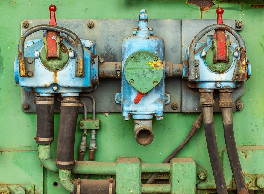 Technik dokonujący przeglądu układu hydraulicznego w nowoczesnym podnośniku